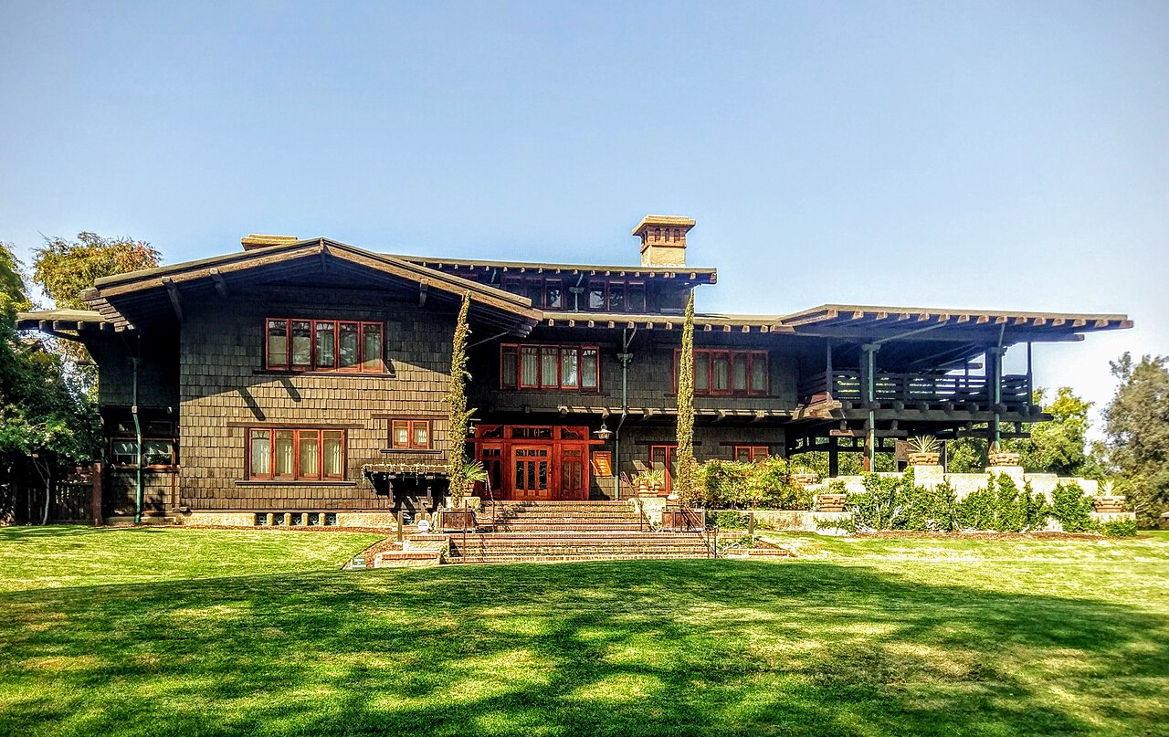 La façade en bois et le jardin de la Gamble House à Pasadena.